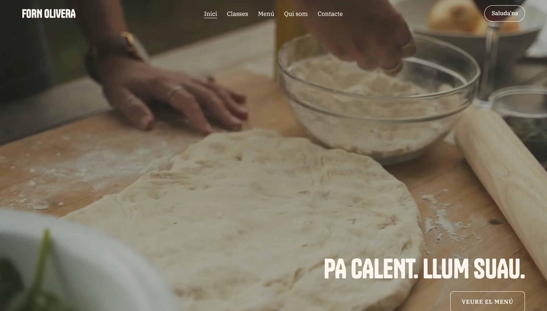La pàgina d'inici del Forn Olivera, una web d'exemple feta a LINJERUM Studio, amb el titular 'Pa calent. Llum suau.'