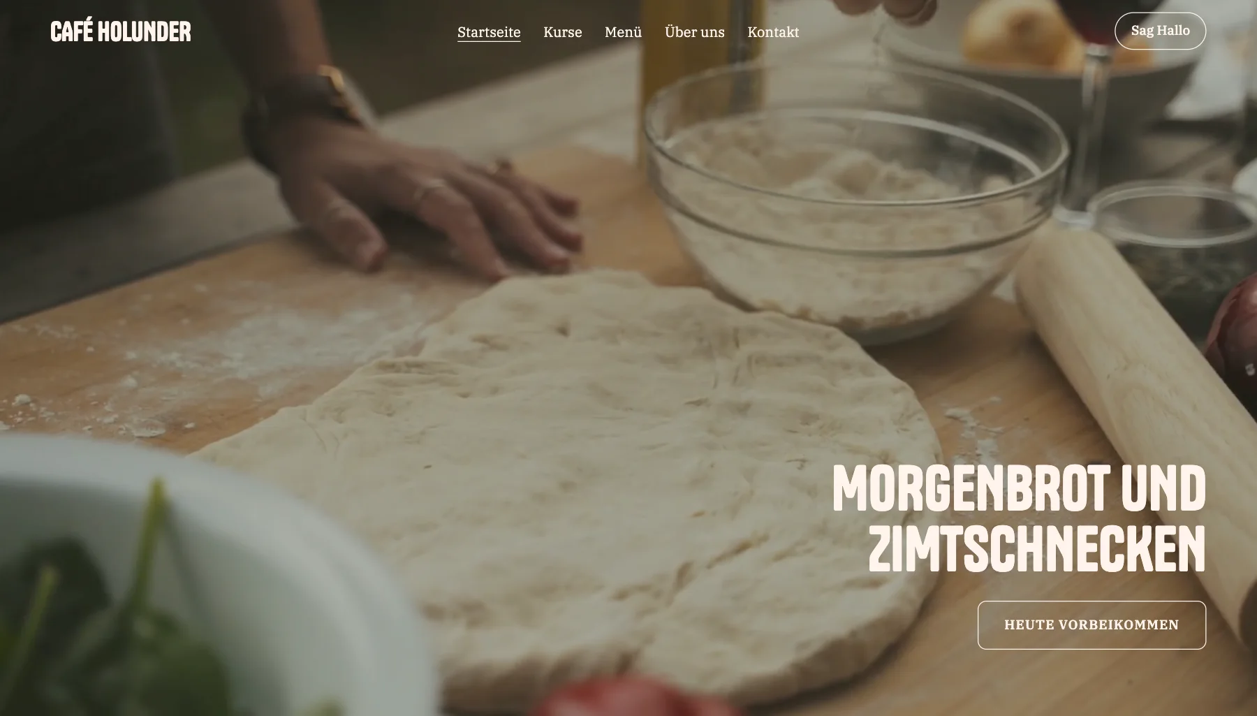 Die Startseite von Café Holunder, einer Beispielseite für ein Café, gebaut in LINJERUM Studio, mit der Überschrift 'Morgenbrot und Zimtschnecken'.