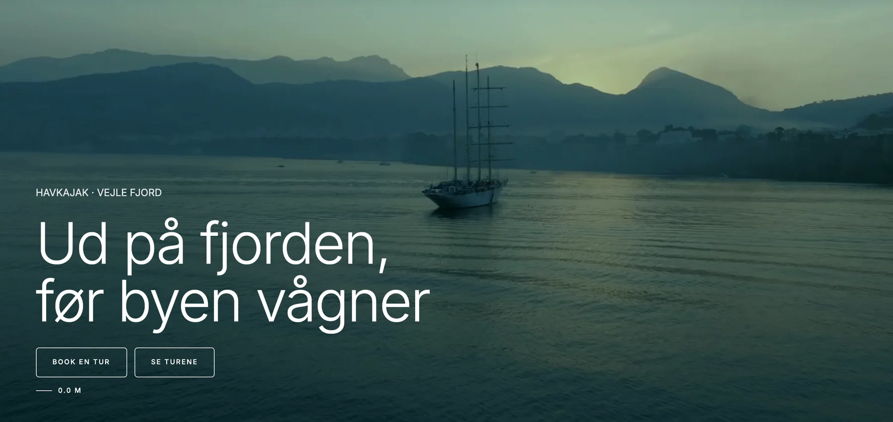Forsiden på en eksempelside bygget i LINJERUM Studio, med overskriften 'Ud på fjorden, før byen vågner'.