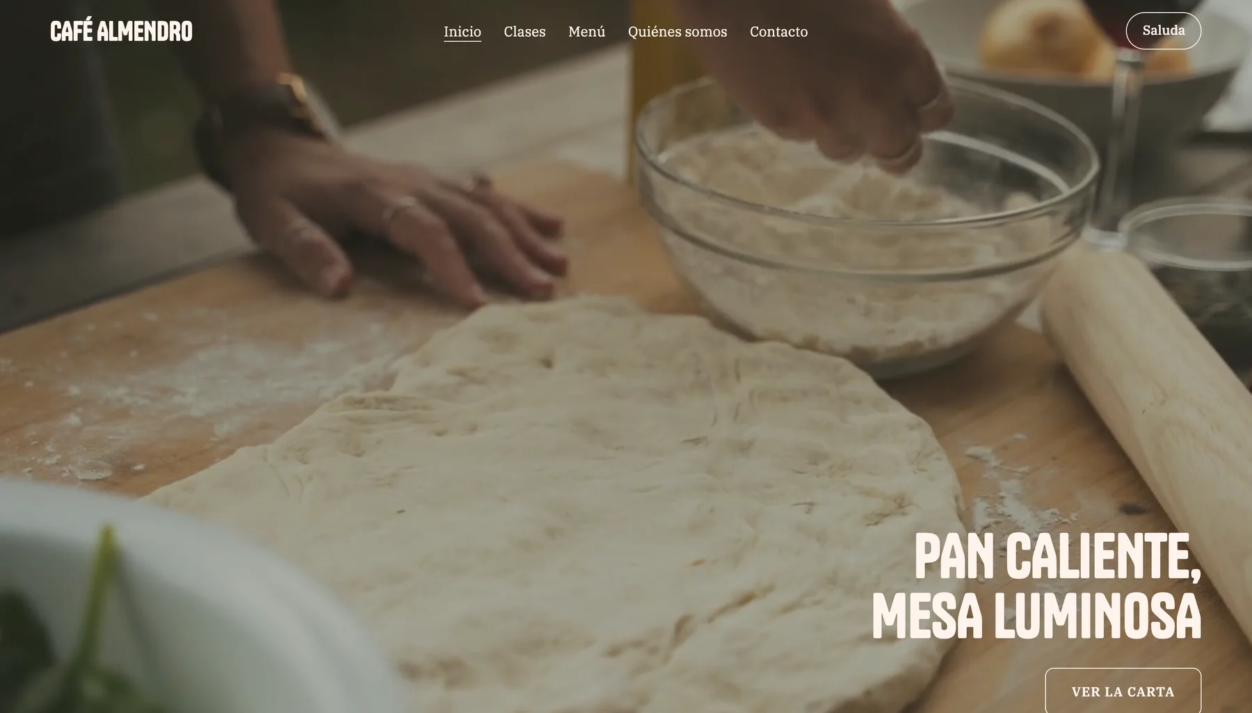 La página de inicio de Café Almendro, una web de ejemplo creada en LINJERUM Studio, con el titular 'Pan caliente, mesa luminosa'.
