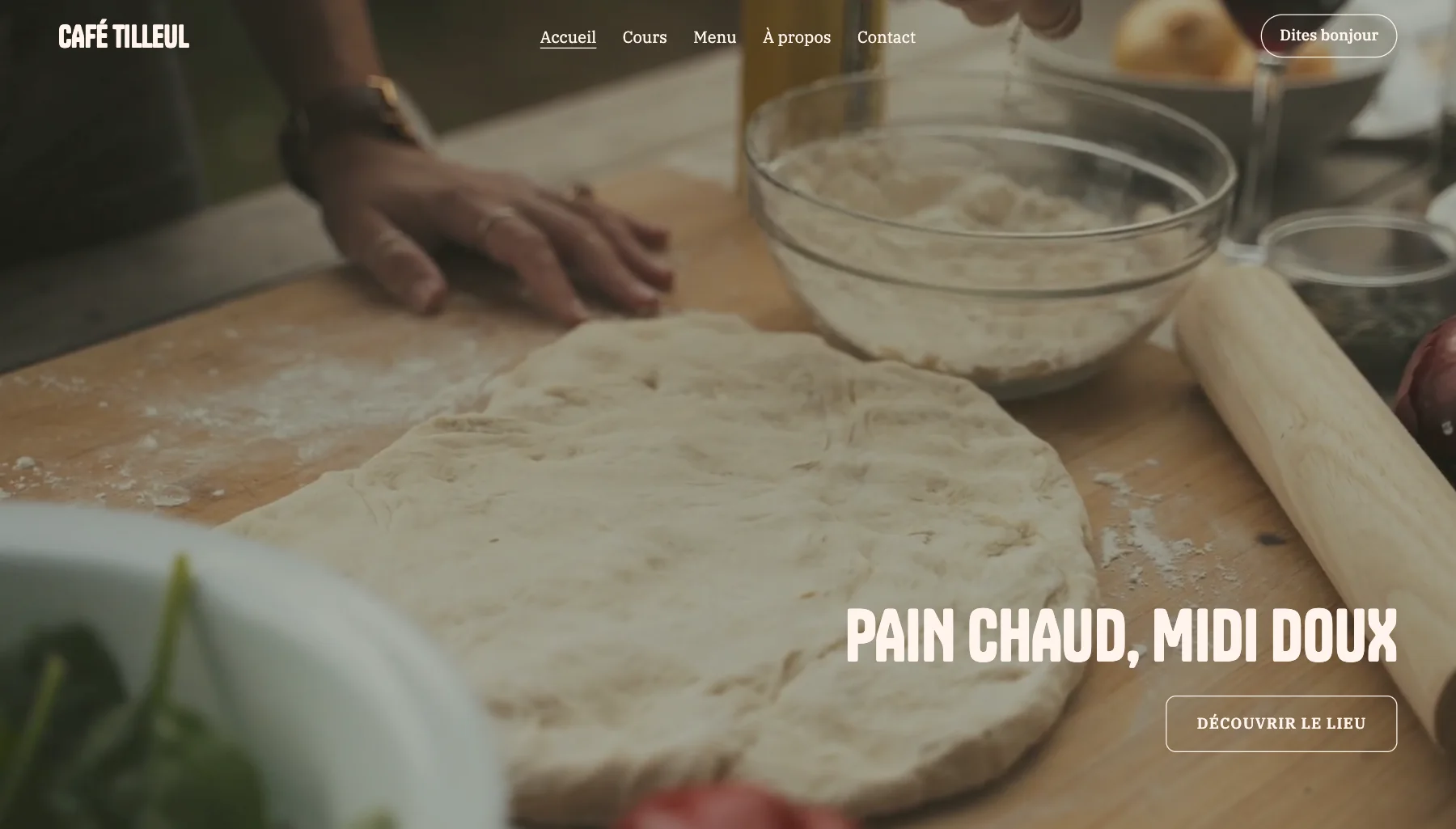La page d’accueil de Café Tilleul, un exemple de site de café créé avec LINJERUM Studio, avec le titre « Pain chaud, midi doux ».