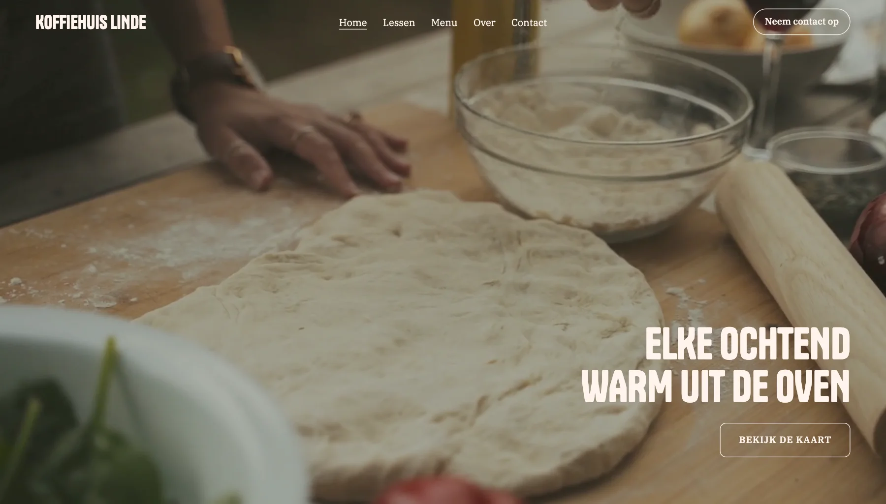 De homepage van Koffiehuis Linde, een voorbeeldsite voor een café gebouwd in LINJERUM Studio, met de kop 'Elke ochtend warm uit de oven'.