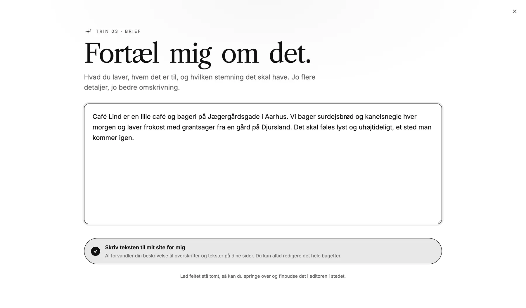 Trinnet 'Fortæl mig om det' med en kort beskrivelse af Café Lind og valget 'Skriv teksten til mit site for mig' slået til.