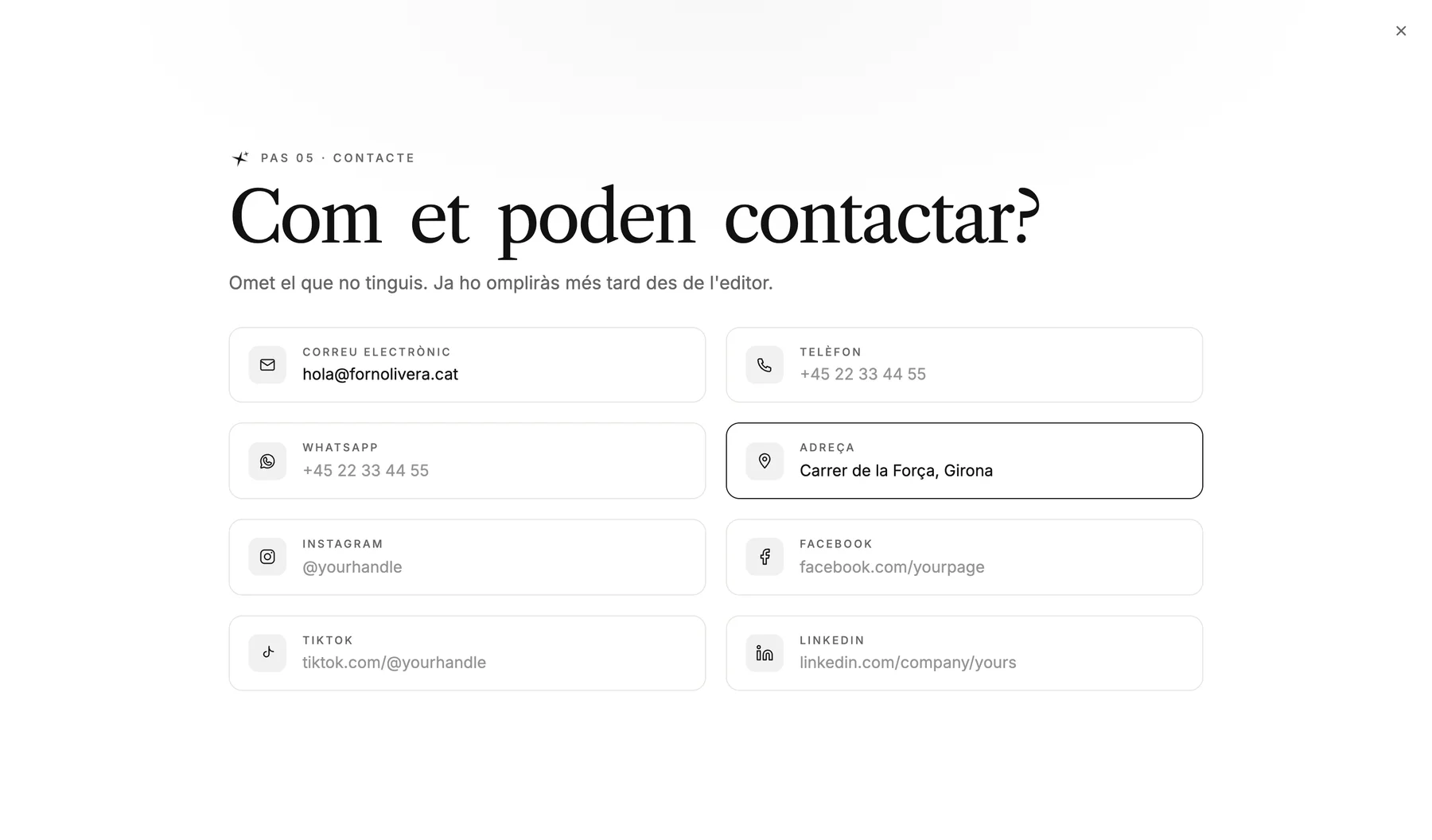 El pas 'Com et troba la gent?' amb camps per a correu, telèfon, WhatsApp, adreça i xarxes socials. El correu i l'adreça ja estan omplerts.