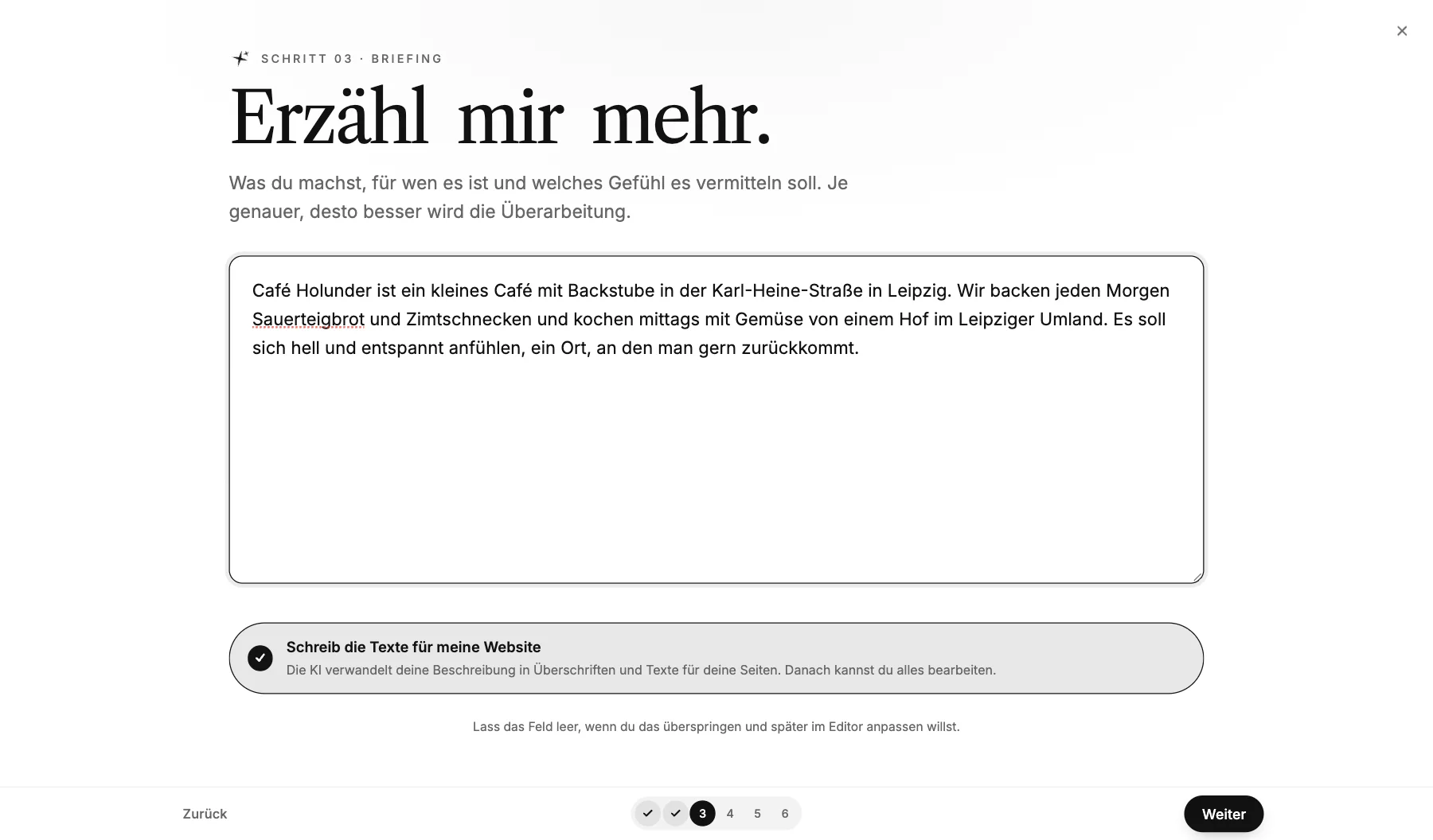 Der Schritt 'Erzähl mir mehr.' mit einer kurzen Beschreibung von Café Holunder und dem eingeschalteten Schalter 'Schreib die Texte für meine Website'.