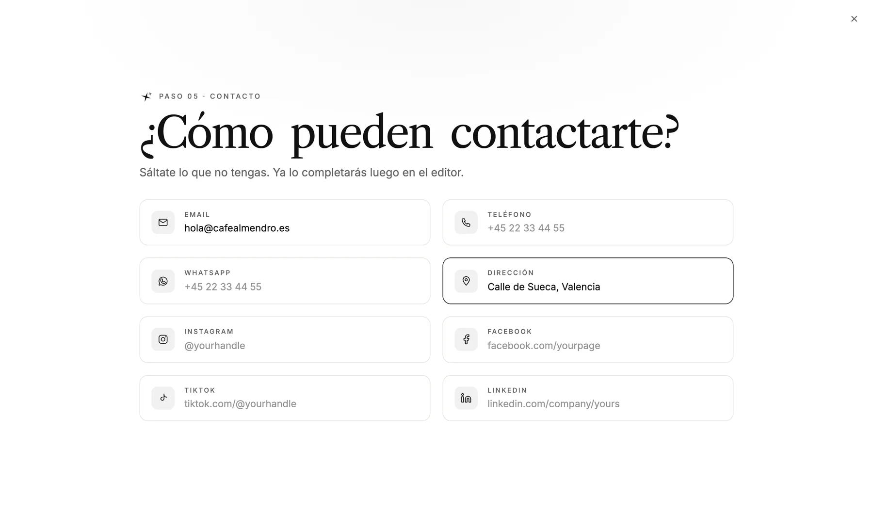 Paso '¿Cómo te encuentra la gente?' con campos para correo, teléfono, WhatsApp, dirección y redes sociales. El correo y la dirección están rellenos.