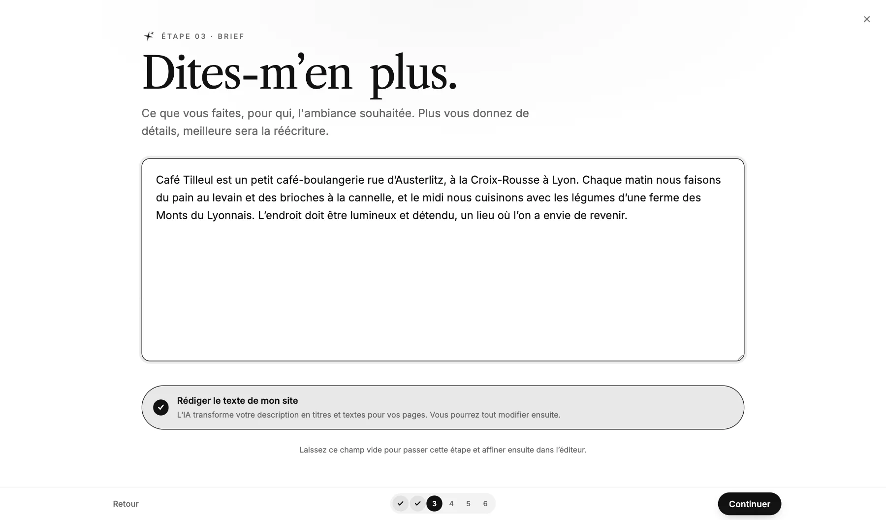 L’étape « Dites-m’en plus. » avec une courte description de Café Tilleul et l’option « Rédiger le texte de mon site » activée.