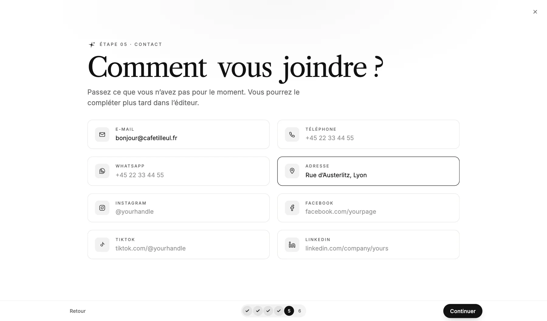 L’étape « Comment vous joindre ? » avec des champs pour l’e-mail, le téléphone, WhatsApp, l’adresse et les réseaux sociaux. L’e-mail et l’adresse sont remplis.
