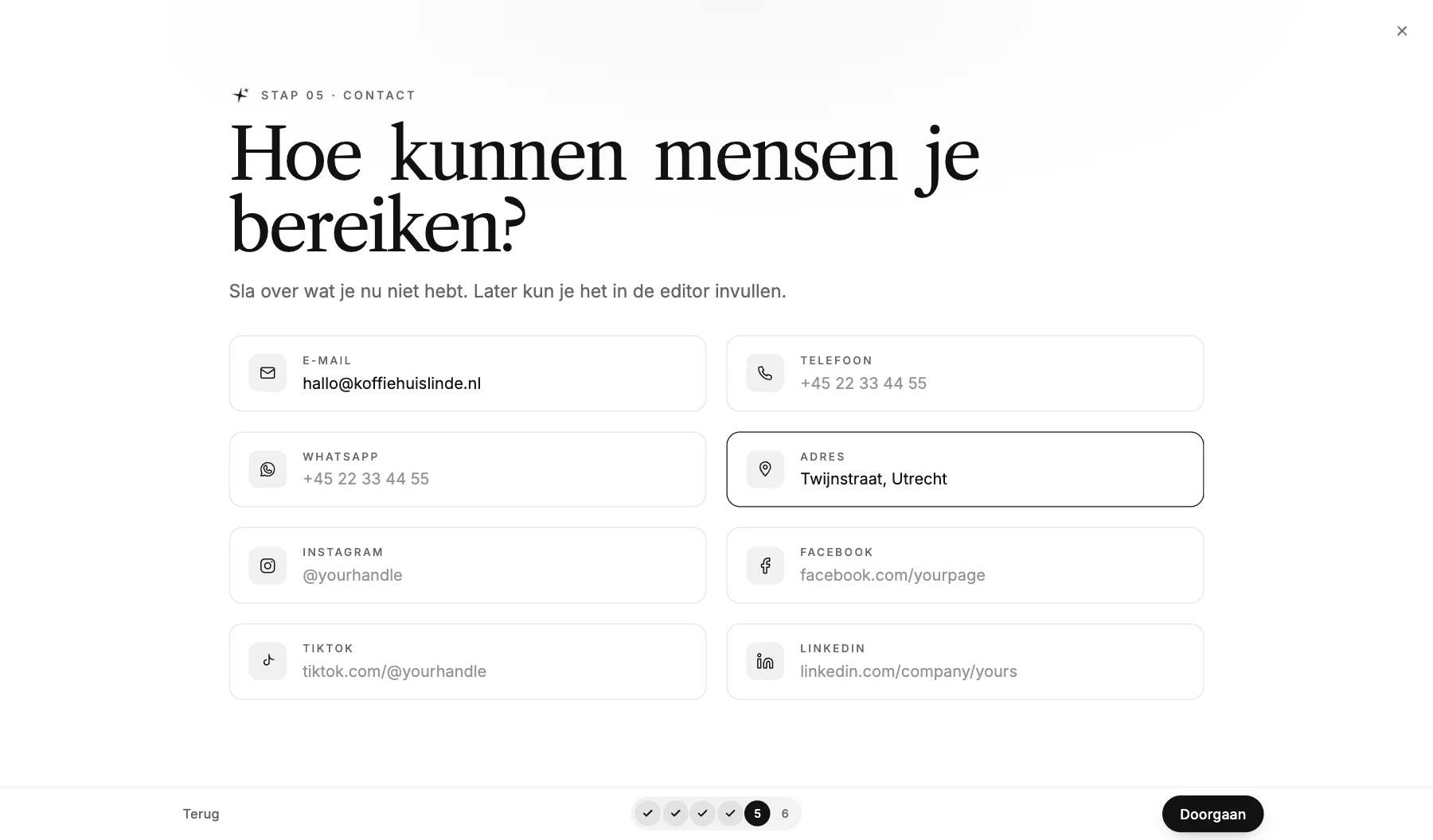 De stap 'Hoe kunnen mensen je bereiken?' met velden voor e-mail, telefoon, WhatsApp, adres en social media. E-mail en adres zijn ingevuld.