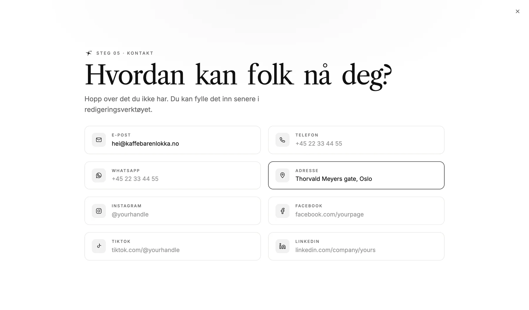 Steget 'Hvordan får folk tak i deg?' med felter for e-post, telefon, WhatsApp, adresse og sosiale medier. E-post og adresse er fylt ut.