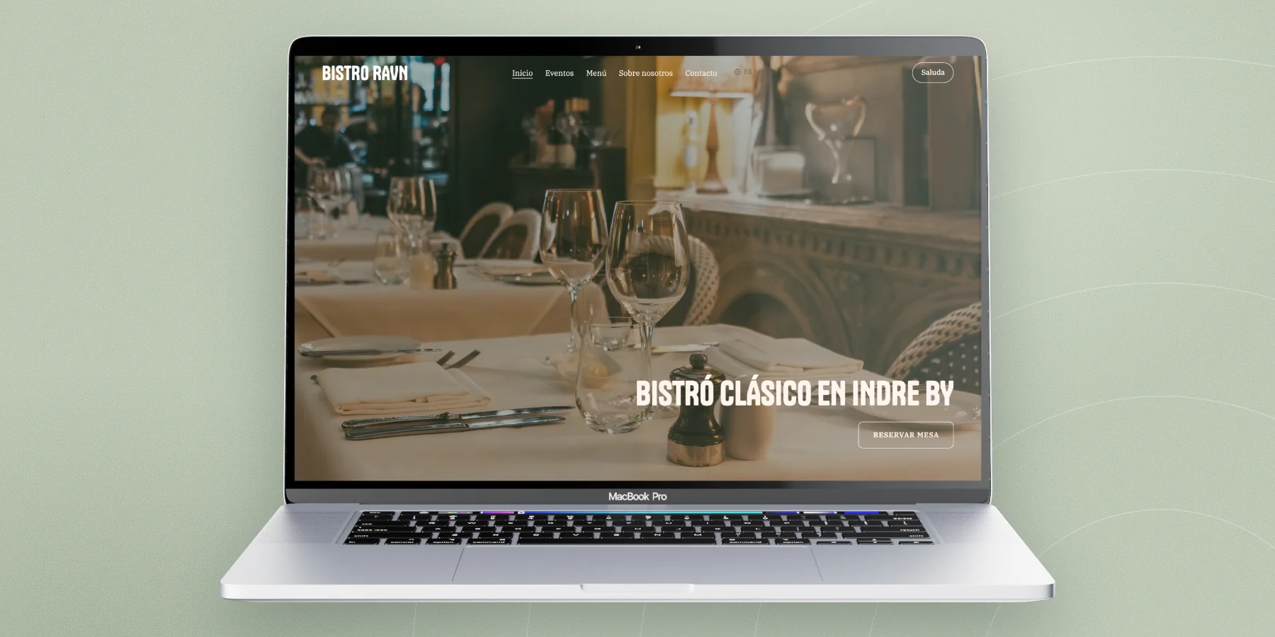 La página de inicio de Bistro Ravn en un portátil: una foto del comedor, el titular «Bistró clásico en Indre By» y un botón Reservar mesa