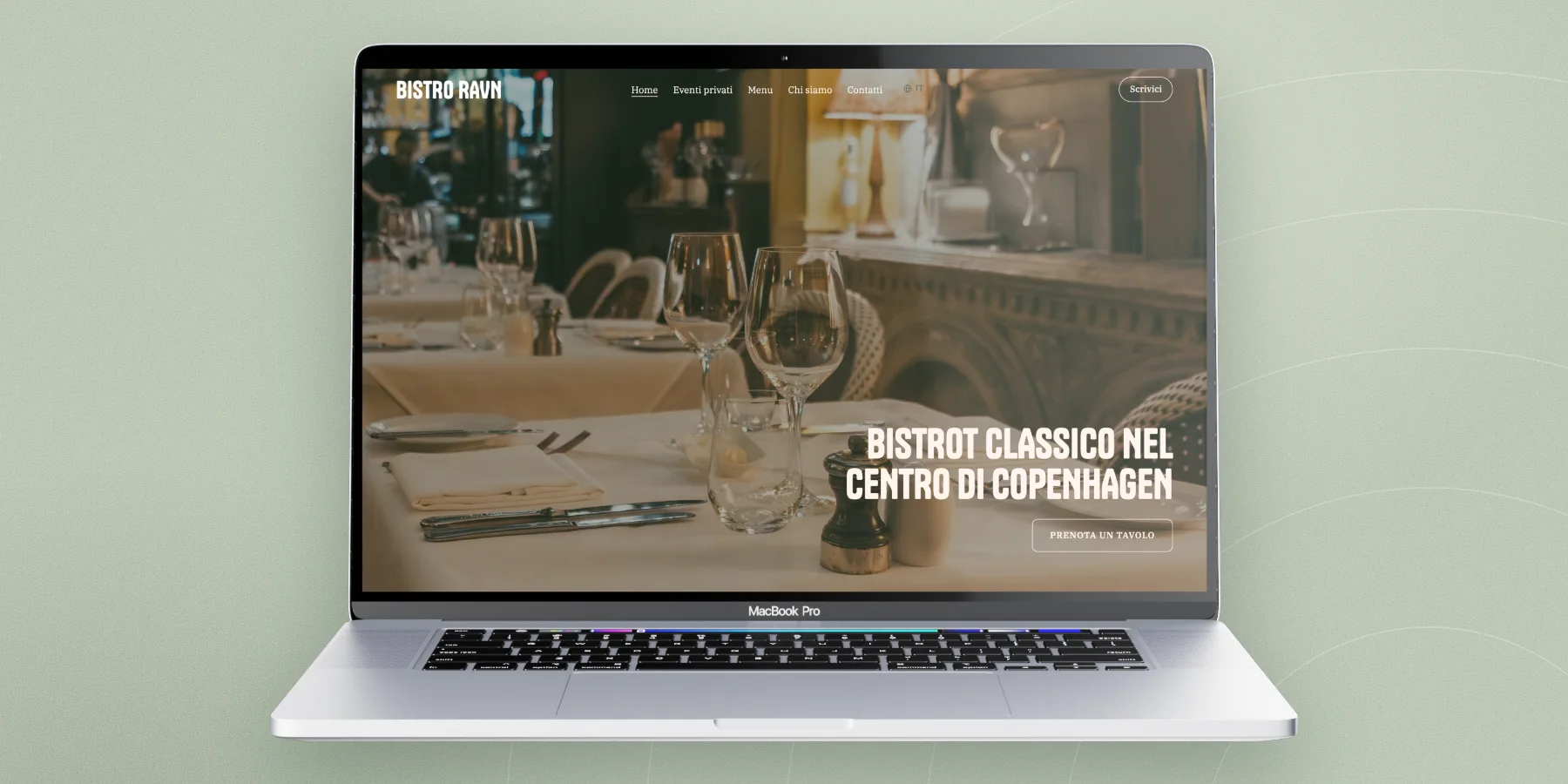 La home page di Bistro Ravn su un portatile: una foto della sala, il titolo 'Bistrot classico nel centro di Copenhagen' e un pulsante Prenota un tavolo