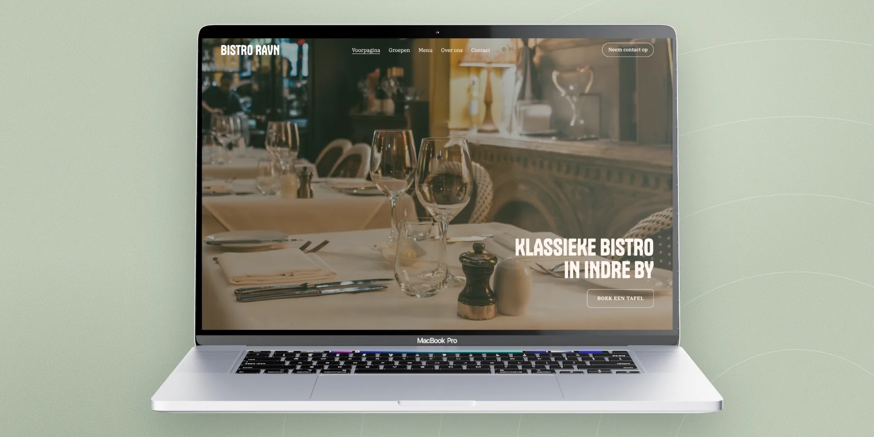 De voorpagina van Bistro Ravn op een laptop: een foto van de eetzaal, de kop 'Klassieke bistro in Indre By' en een knop Boek een tafel