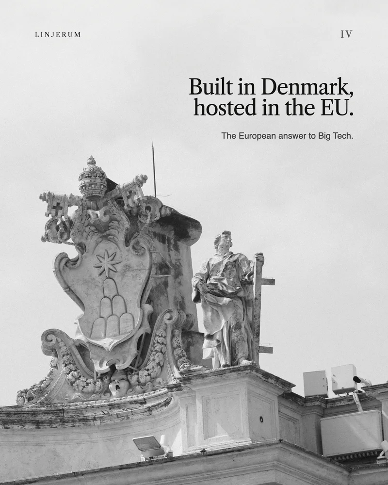 Et udhugget våbenskjold og en statue under overskriften 'Built in Denmark, hosted in the EU.'