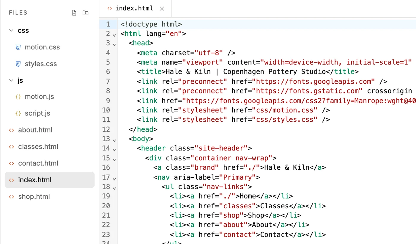 Kodevisningen i AI-builderen: en filliste med index.html, about.html, classes.html, contact.html, shop.html, styles.css og script.js, og HTML'en til forsiden.