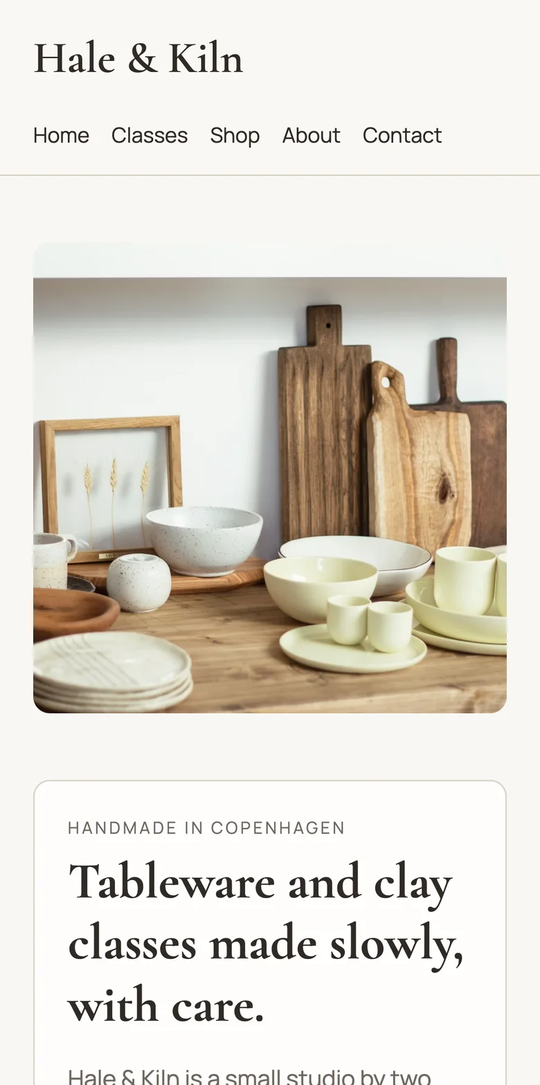 Den genererede forside for Hale & Kiln på en telefon med menu, et billede af keramik og overskriften.