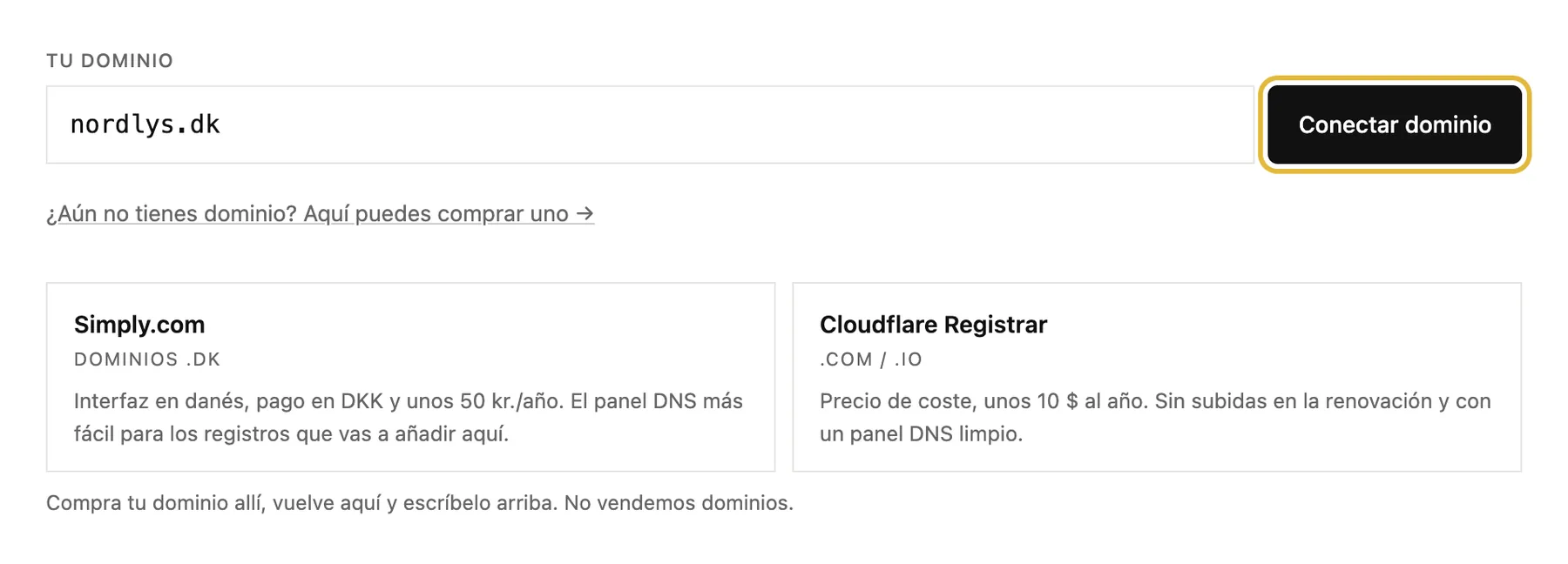 El campo de dominio con [Conectar dominio] y dos opciones para comprar uno